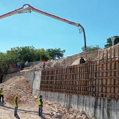 Pengecoran Dinding Beton Penahan Di Kantor Navigasi Tenau